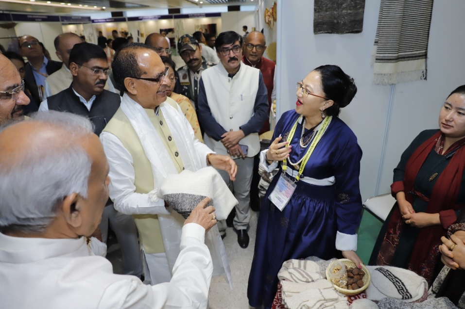“वीविंग इंडिया टुगेदर” सम्मेलन में बुनकरों और कारीगरों से मिले केंद्रीय मंत्री शिवराज सिंह चौहान